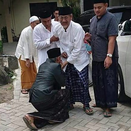 ADAB: Selevel KH. Abdullah Kafabihi Mahrus saja sungkem dengan gurunya KH. Dimyathi Al Fadhlu (twitter.com)